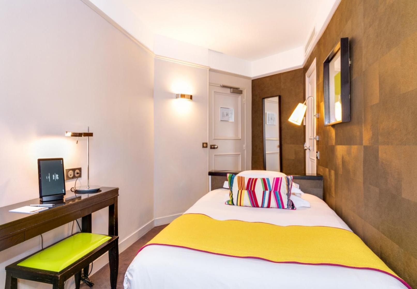 Empress Madani Palace Hotel Surrey Buitenkant foto
