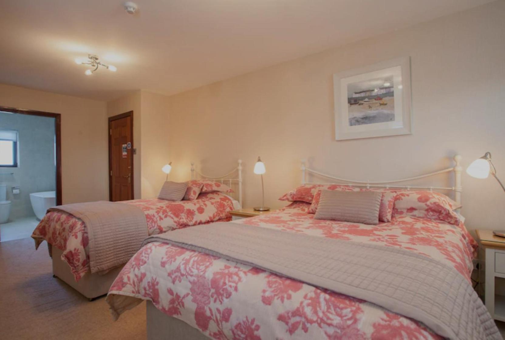 Empress Madani Palace Hotel Surrey Buitenkant foto