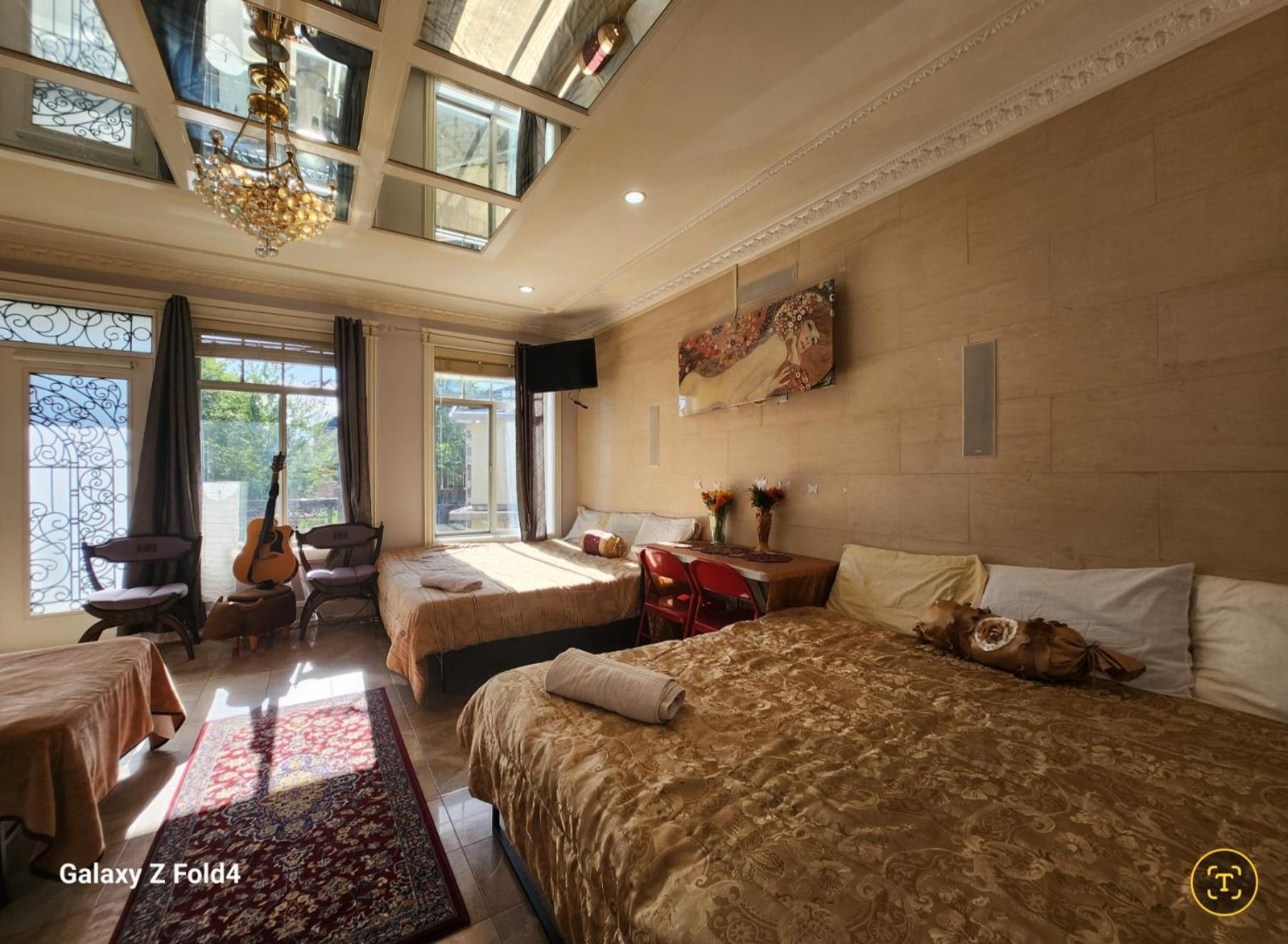 Empress Madani Palace Hotel Surrey Buitenkant foto